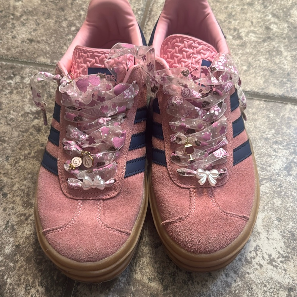 Adidas Men’s size 7 woman’s 8.5